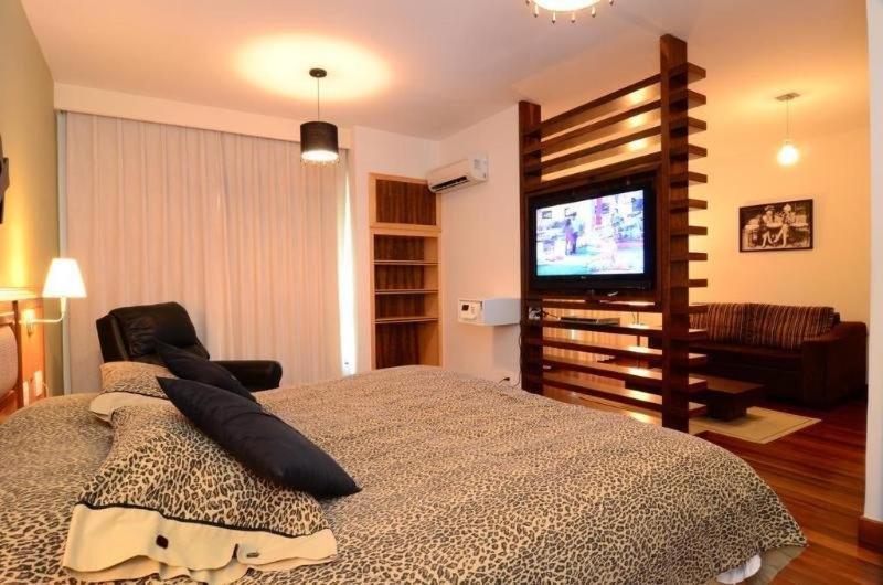 Suíte com Cama King-size e Banheira de Hidromassagem
